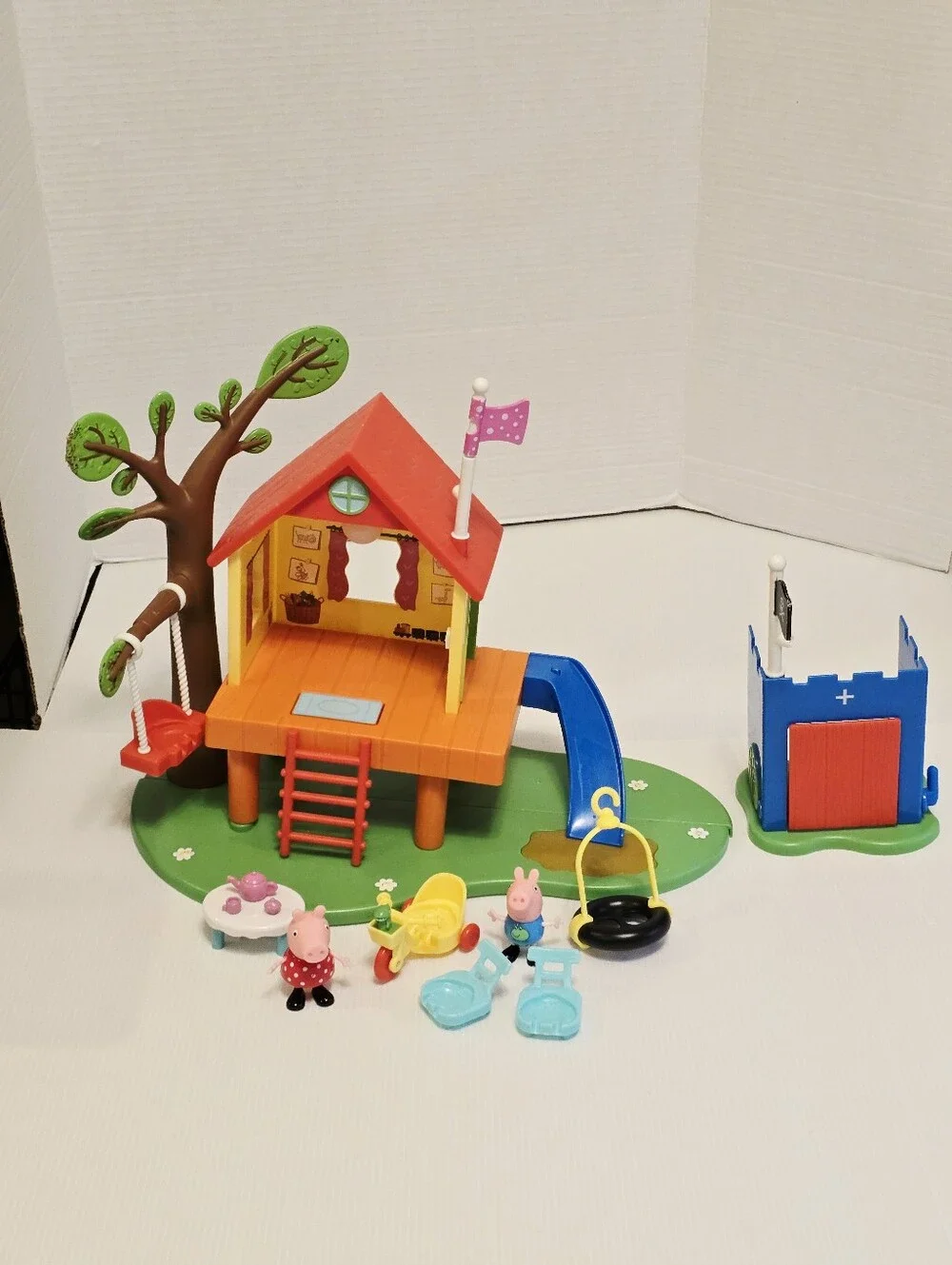 Peppa Pig’s Treehouse & George Fort Treehouse READ